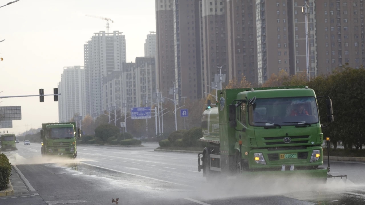 首批10台氢能源环卫车在郑州市经开区“上岗” 环卫工作正式迈入氢能源时代