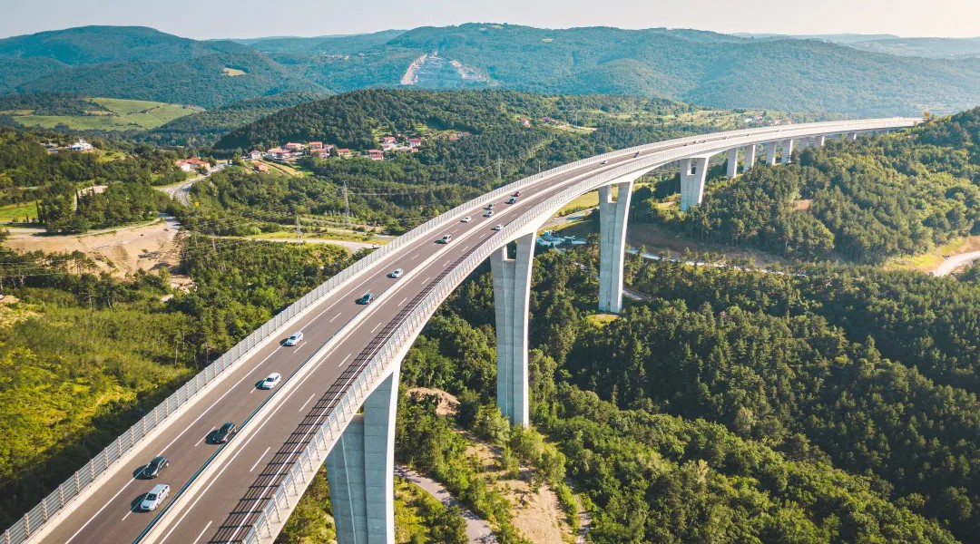 宇通纯电动高速扫路车批量交付天津，助力绿色养护升级！