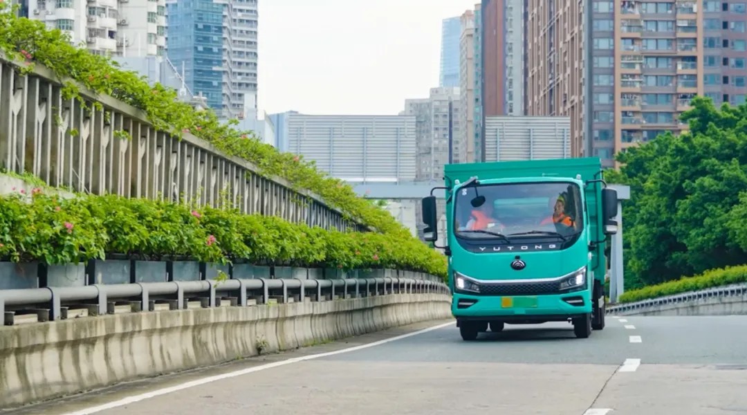 亮相2025深圳CCE展！宇通8吨纯电密闭式桶装垃圾车破解垃圾桶收运难题！