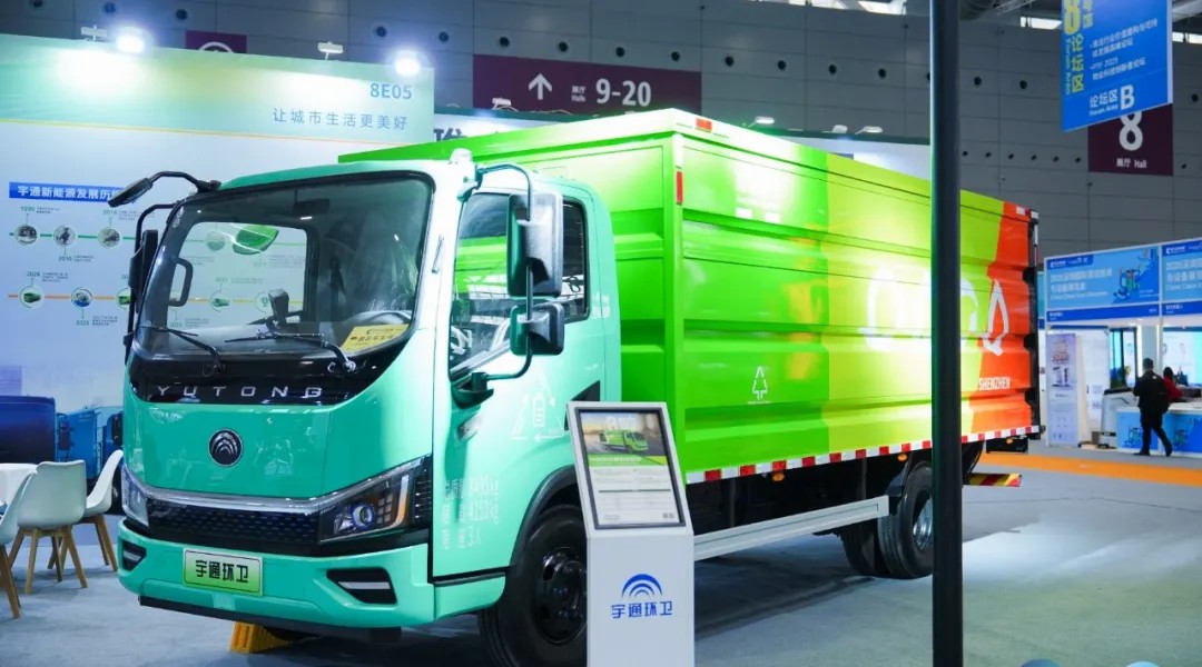 亮相2025深圳CCE展！宇通8吨纯电密闭式桶装垃圾车破解垃圾桶收运难题！