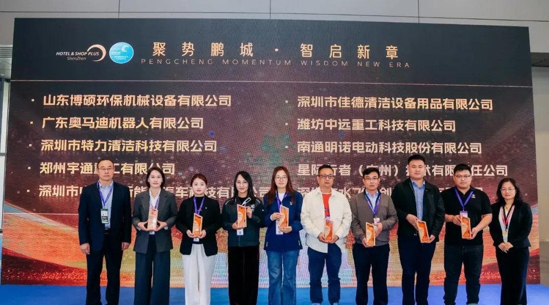 亮相2025深圳CCE展！宇通8吨纯电密闭式桶装垃圾车破解垃圾桶收运难题！