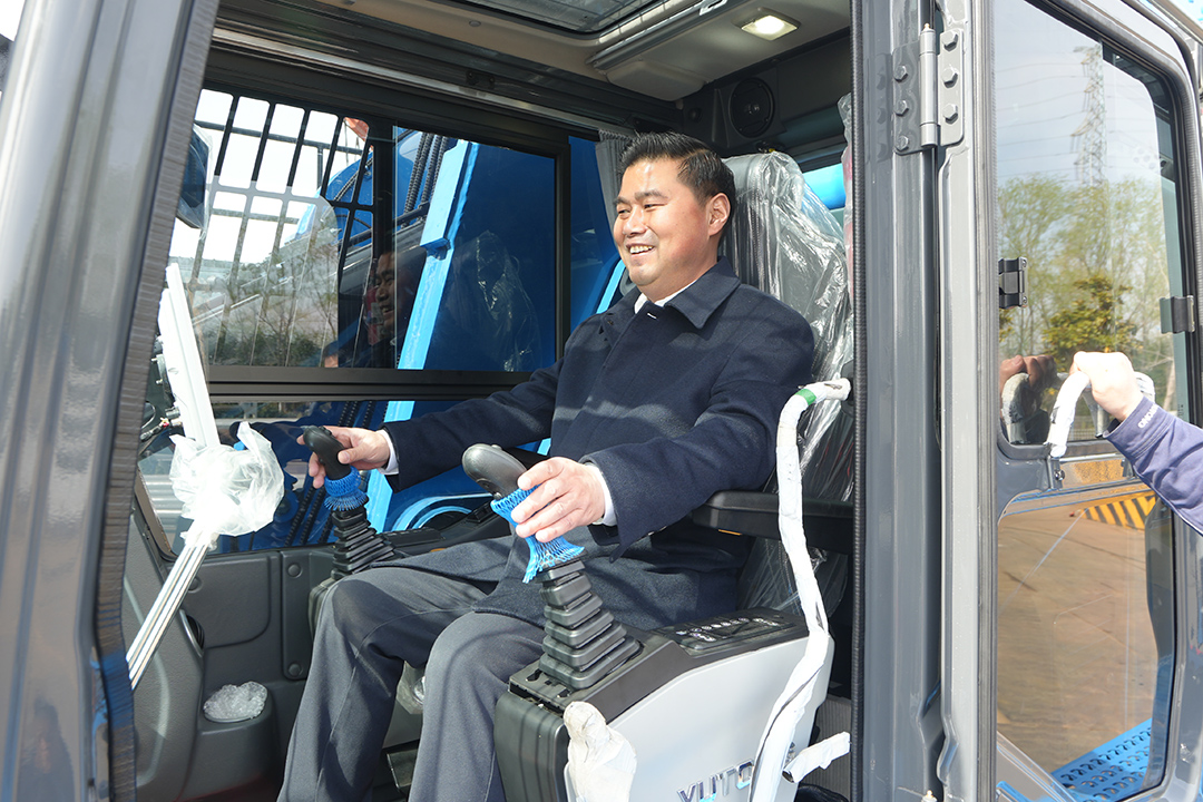共啟綠色新篇章！中鐵大橋局批量采購宇通電動旋挖鉆交車儀式正式舉行