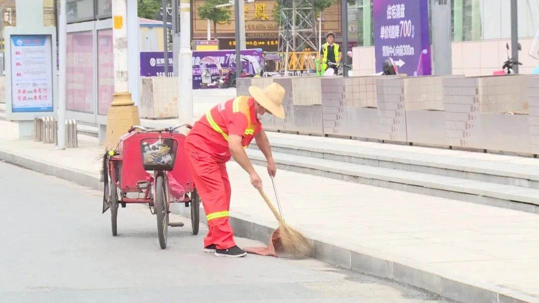 聚焦┃你在高溫下?lián)]汗如雨，我在你身后保駕護(hù)航