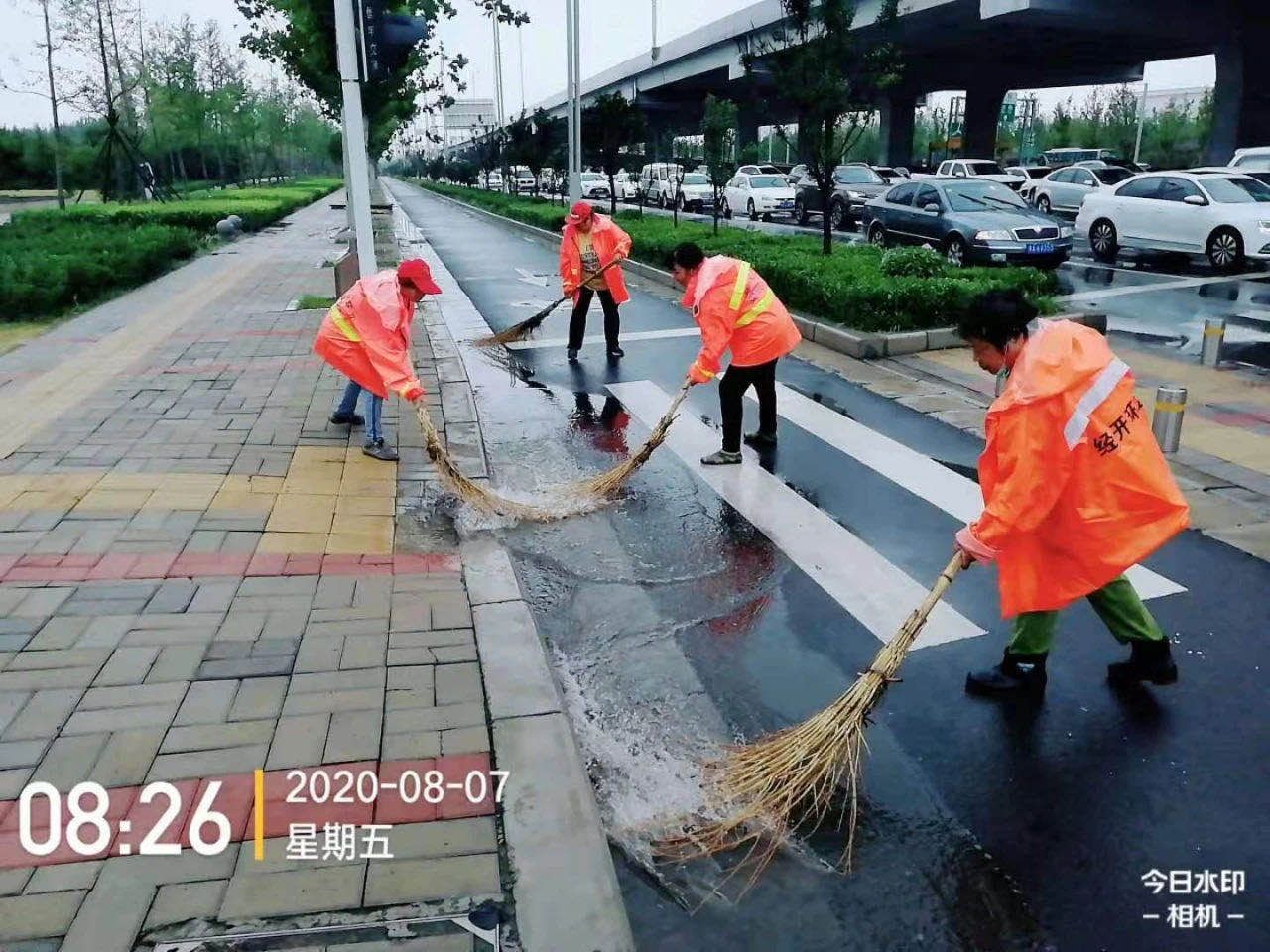 聚焦┃大雨突降鄭州，傲藍得環(huán)保緊急出動保暢通