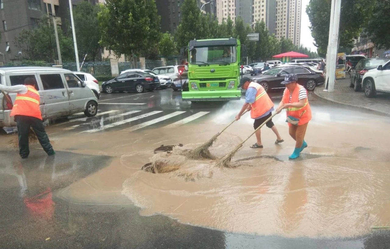 聚焦┃大雨突降鄭州，傲藍得環(huán)保緊急出動保暢通