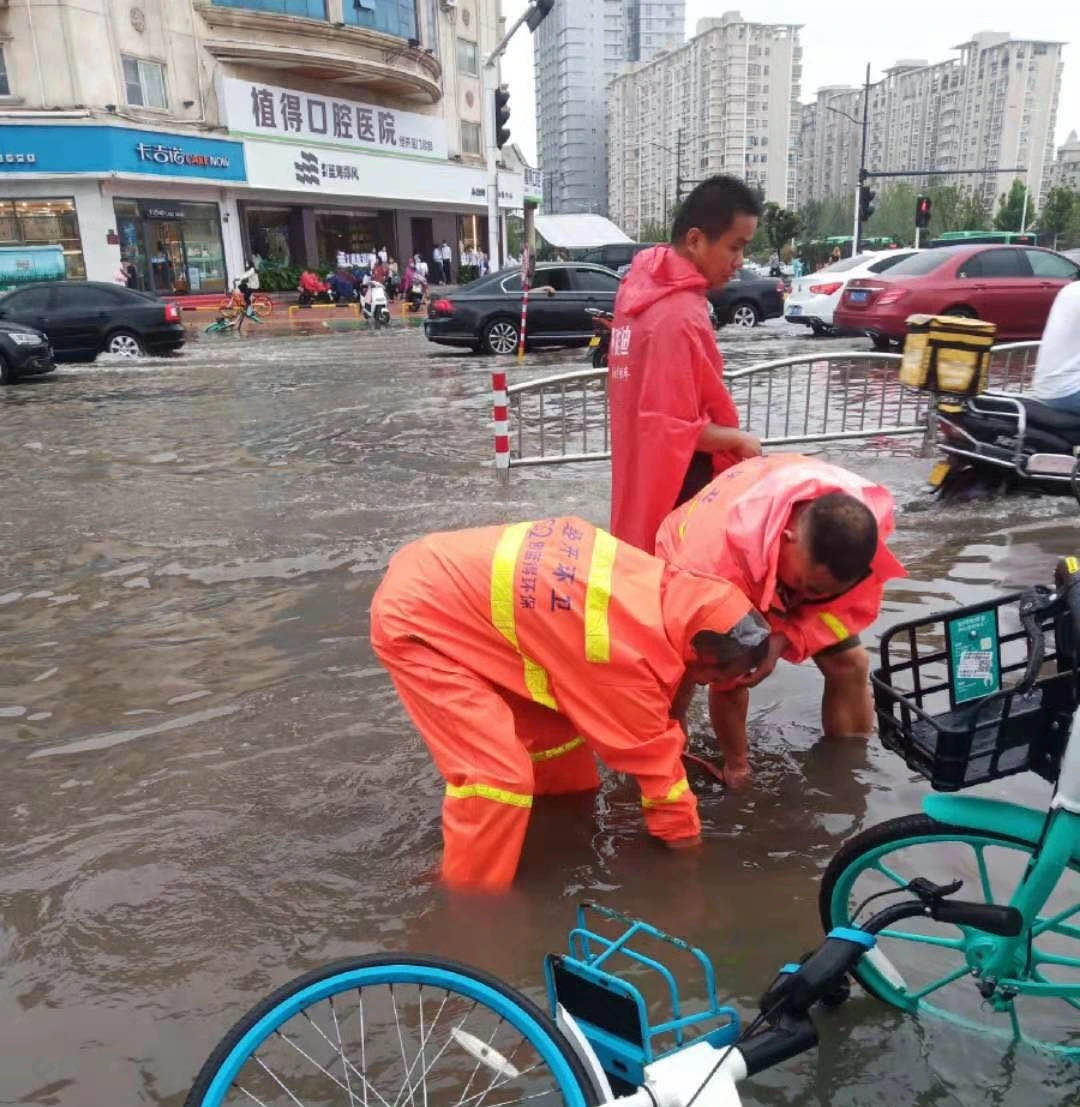 聚焦┃大雨突降鄭州，傲藍得環(huán)保緊急出動保暢通