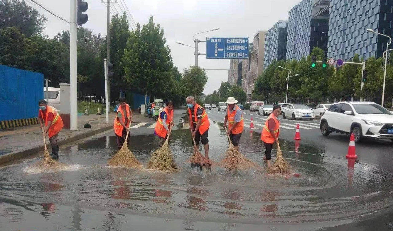 聚焦┃大雨突降鄭州，傲藍得環(huán)保緊急出動保暢通