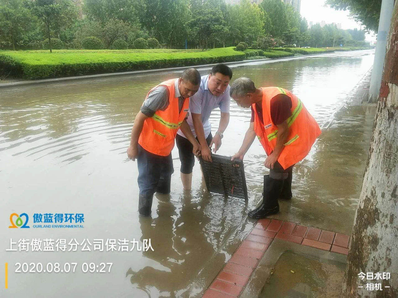 聚焦┃大雨突降鄭州，傲藍得環(huán)保緊急出動保暢通