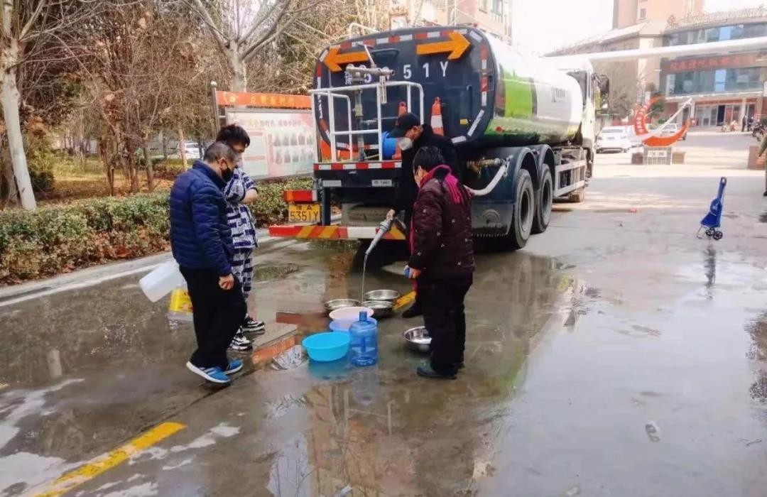 迎“疫”而上┃管道爆裂供水中斷，傲藍(lán)得灑水車秒變供水車