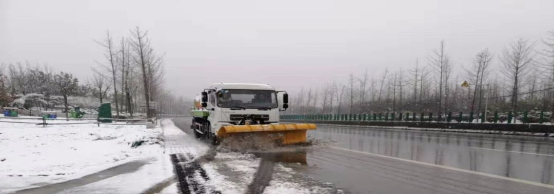 傲藍(lán)得環(huán)保┃清除道路冰雪 傲藍(lán)得奮戰(zhàn)在一線