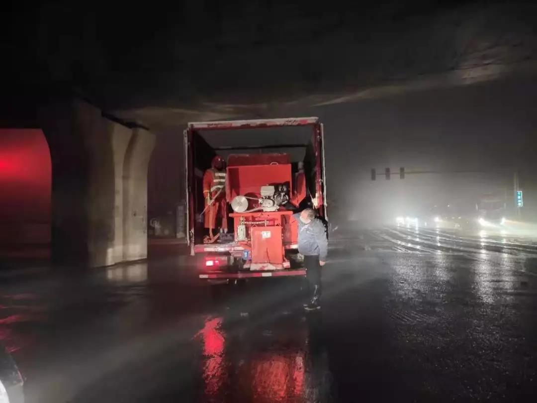 傲藍(lán)得環(huán)保┃清除道路冰雪 傲藍(lán)得奮戰(zhàn)在一線