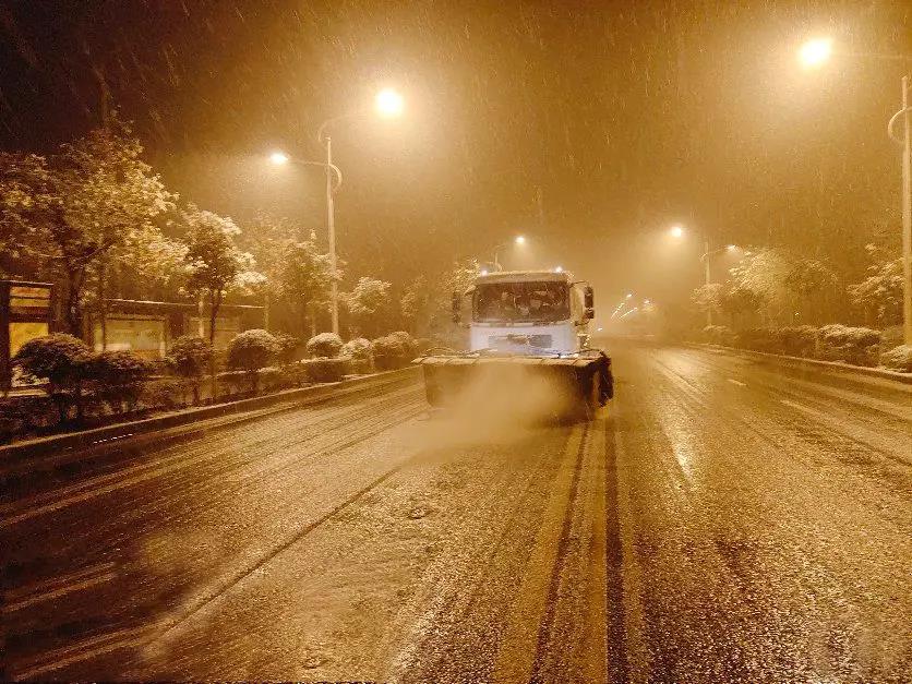 傲藍(lán)得環(huán)保┃清除道路冰雪 傲藍(lán)得奮戰(zhàn)在一線