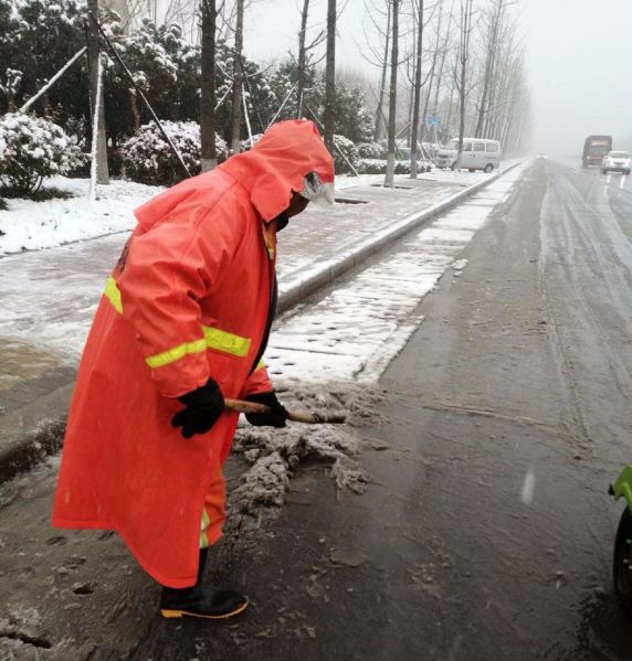 傲藍(lán)得環(huán)保┃清除道路冰雪 傲藍(lán)得奮戰(zhàn)在一線