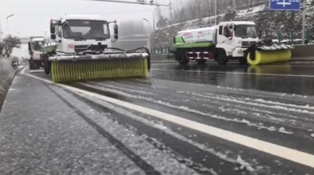 傲藍(lán)得環(huán)保┃清除道路冰雪 傲藍(lán)得奮戰(zhàn)在一線