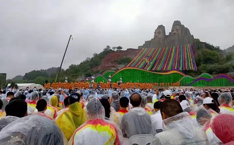 助力“民族大聯(lián)歡”華彩綻放，宇通環(huán)衛(wèi)車(chē)亮相炎黃廣場(chǎng)！