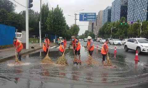 大雨突降鄭州，傲藍得環(huán)保緊急出動保暢通