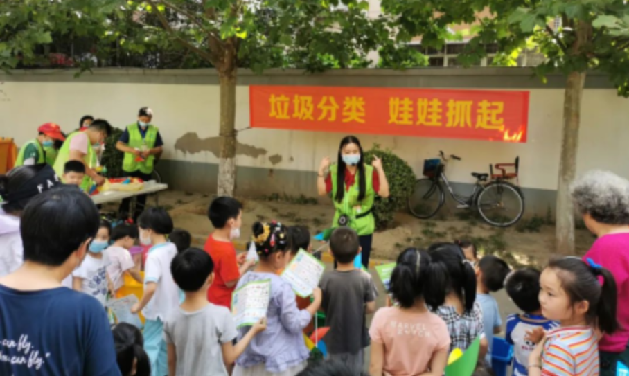 汝河路街道辦事處、新浦花園小區聯合傲藍得環保開展“垃圾分類，從娃抓起”主題活動